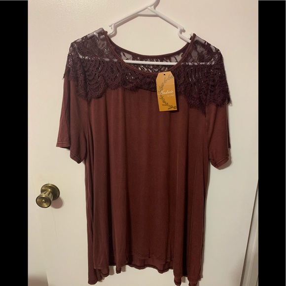 Andree Tops - Women’s 2X lace detail top. New with tags.